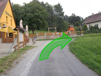 Vpravo kolem hospody